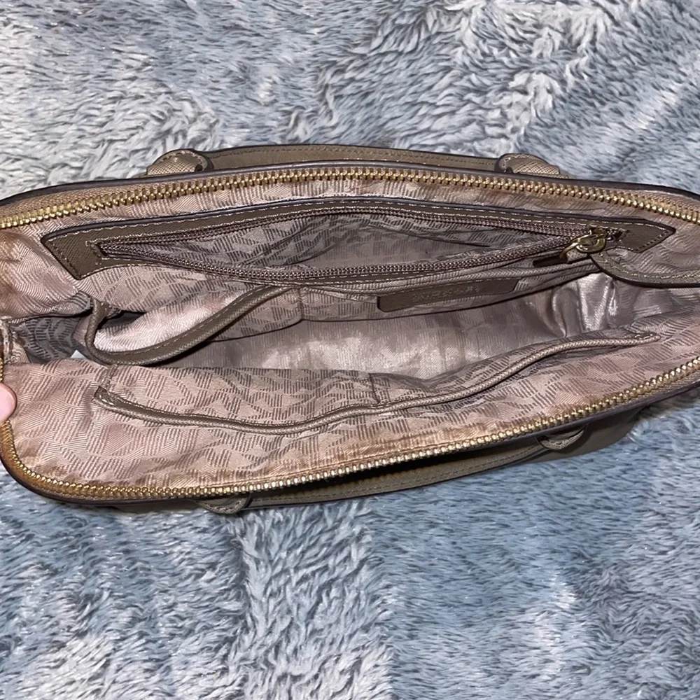 Michael kors satchel - Picture 3 of 6